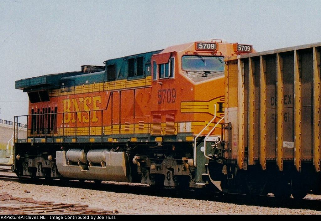 BNSF 5709 DPU